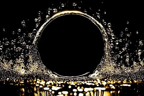 Gouden cirkel en waterdruppels