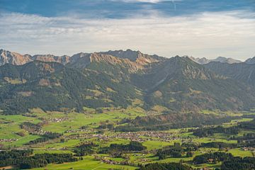 Ofterschwang Blick auf Fischen ins Allgäu und die Allgäuer Alpen von Leo Schindzielorz