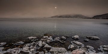 roze koude zonsopgang over het water van het ijskoude meer van Michael Semenov