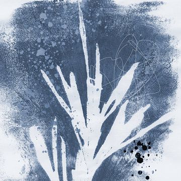 Botanische illustratie. Abstracte plant op blauw met zwarte spetters. van Dina Dankers
