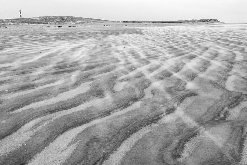 Wind wirbelt über Amelands Strand in der Nähe des Leuchtturms von Anja Brouwer Fotografie