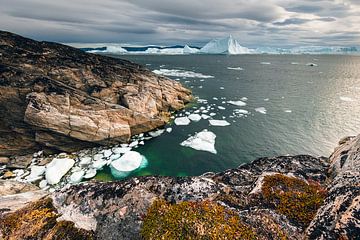 Rotskust in baai in het Ilulissat ijsfjord in Groenland van Martijn Smeets