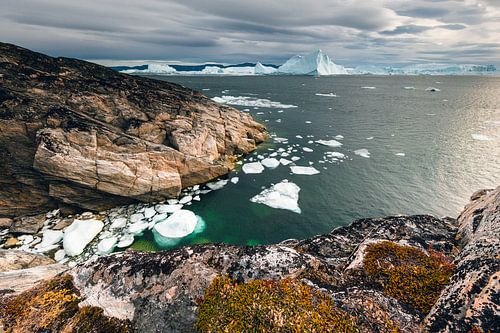 Côte rocheuse dans la baie du fjord glacé d'Ilulissat au Groenland