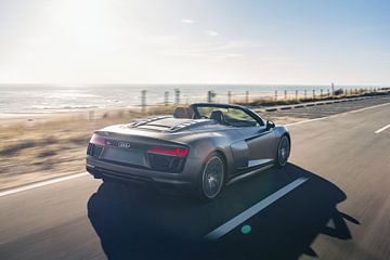 Audi R8 V10 met een Prachtig Zeezicht op de Achtergrond van Sebastiaan van 't Hoog