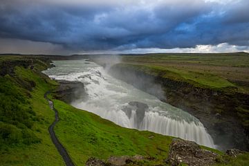 Island - Majestätischer Wasserfall Gulfoss in der Morgendämmerung mit Wolken von adventure-photos
