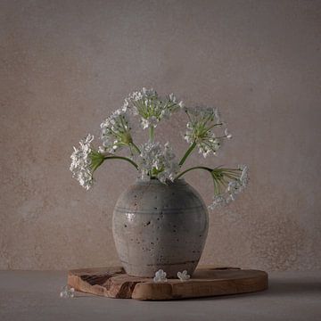Stilleben, Weiße Allium in antikem Ingwerglas von Oda Slofstra