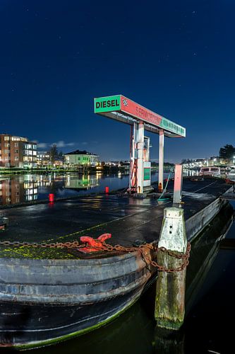 Ravitaillement en carburant au bord de l'eau sur Manon van Alff