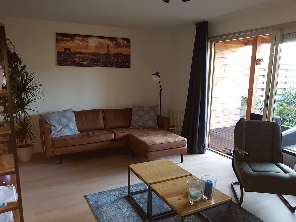 Een mooie avondlucht met zonsondergang boven skyline van Groningen. van Jacco van der Zwan