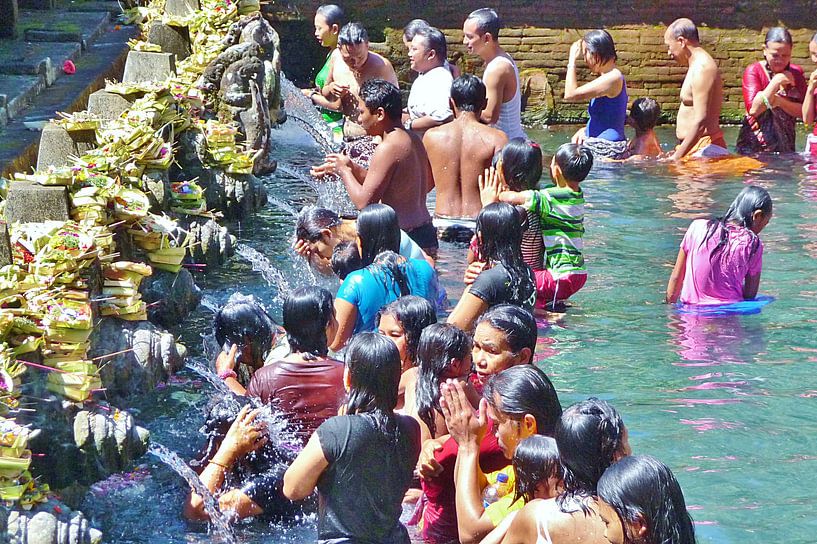 Bali, rituele wassing. by Lex Boon