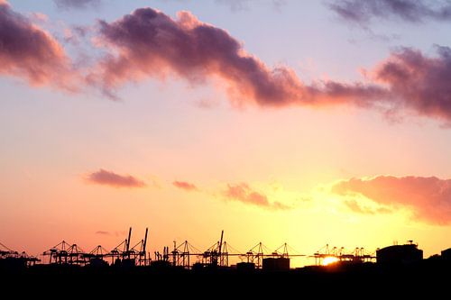 coucher de soleil sur une zone industrielle