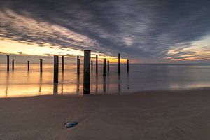Palmendorf Petten unter bedrohlichen Wolken bei Sonnenuntergang