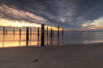 Palendorp Petten onder dreigende wolken tijdens zonsondergang van Bram Lubbers