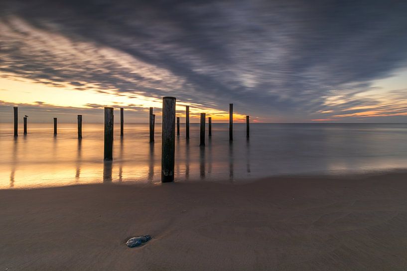 Palendorp Petten onder dreigende wolken tijdens zonsondergang van Bram Lubbers