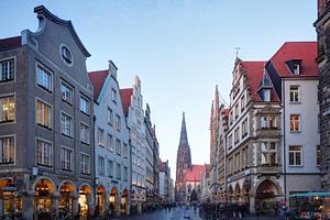 Prinzipalmarkt mit St.-Lambertikirche bei Abenddämmerung, Münster in Westfalen, Nordrhein-Westfalen,