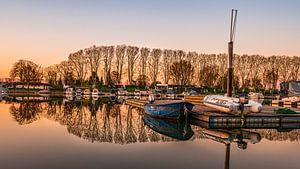 Reflecties in de Rijnhaven van Jens Sessler