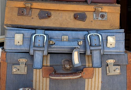 Drie retro koffers op een rommelmarkt