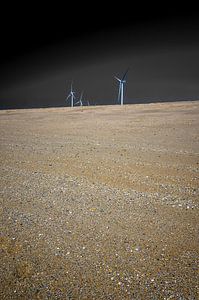 Windmolens op het strand van de Maasvlakt van Leon Okkenburg