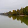 Herbst Bunte Bäume am Ufer des Ammersees in Bayern bei neblig grauem Wetter von LuCreator