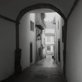 Steinbogen in Braga, Portugal, in Schwarz-Weiß von Hecate Pim