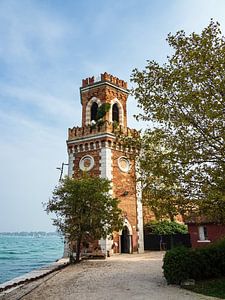 Historischer Turm in der Altstadt von Venedig in Italien