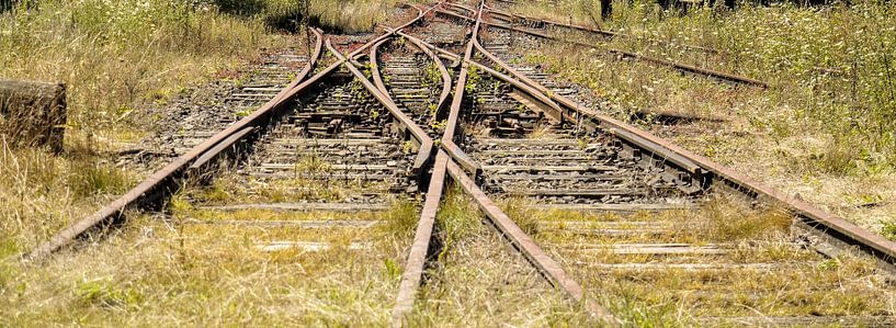 Beeindruckender Eisenbahnknotenpunkt, Belgien I Retro-Look - Industrial I Kunst Farbdruck von Floris Trapman