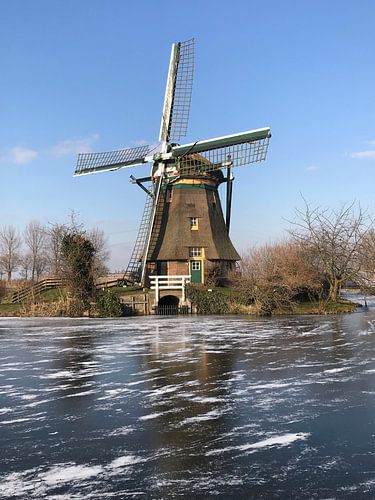 Zijllaanmolen Leiderdorp in winter met ijs 
