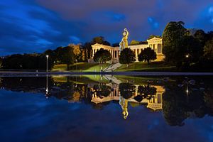 Die Bavaria zur Blauen Stunde, an der Theresienwiese.