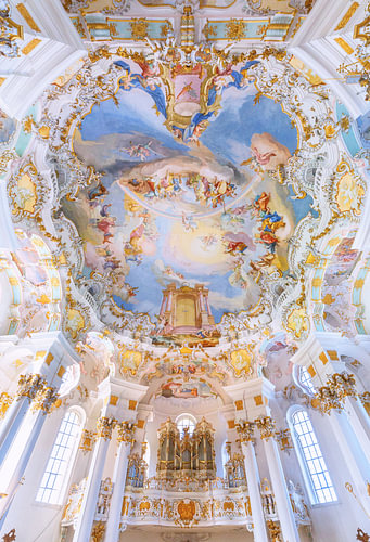 Plafond en orgel van de Wieskirche in Beieren, Duitsland