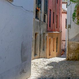 atmosphérique, rue étroite colorée sur Hanneke Bantje