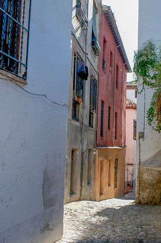 sfeervol ,kleurrijk smal straatje van Hanneke Bantje