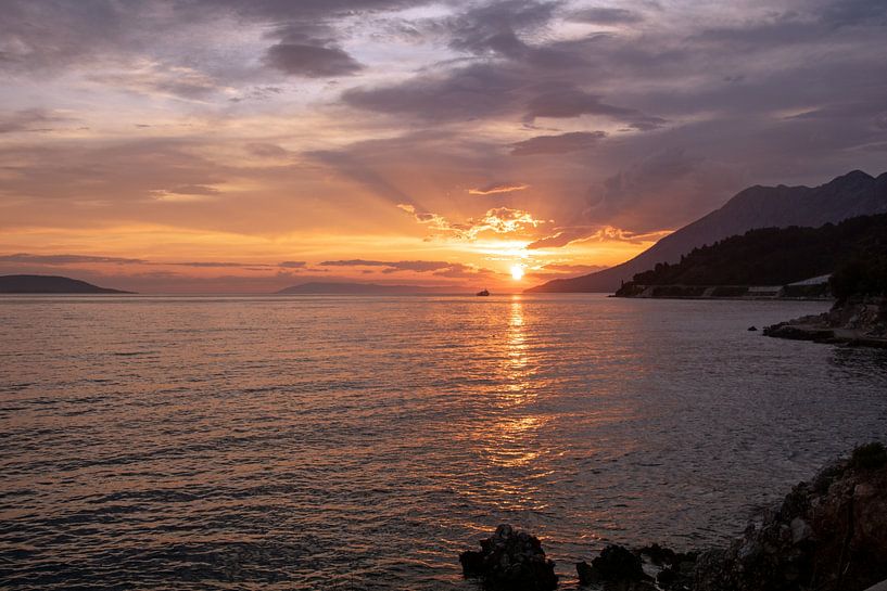 soleil couchant en Croatie avec de beaux nuages par wil spijker