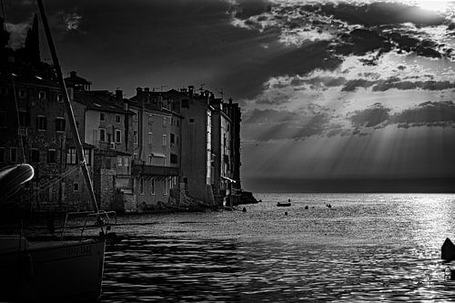 De kust van Rovinj bij nacht