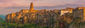 Panoramablick auf den Sonnenaufgang Pitigliano
