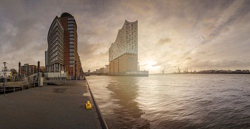 Elbphilharmonie en haven van Hamburg bij zonsondergang