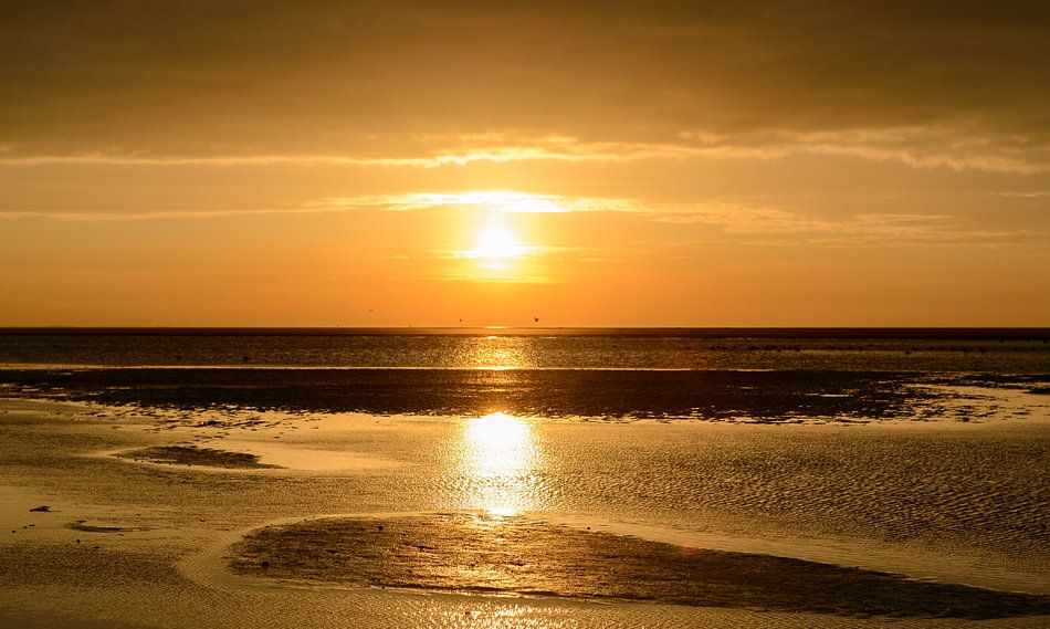 Zonsondergang op het strand van Schiermonnikoog aan het eind van de dag