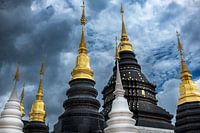 Chedi's du temple Wat Ban Den se détachant sur les nuages