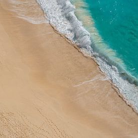 Plage de sable blanc avec eau turquoise sur David Esser
