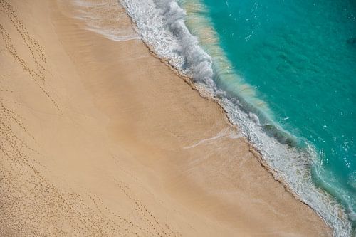 Plage de sable blanc avec eau turquoise