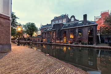 Twijnstraat aan de Werf bij het vallen van de avond  in Utrecht met zicht op de Oudegracht (kleur) van De Utrechtse Grachten