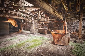 Rusty bins by Dennis Evertse
