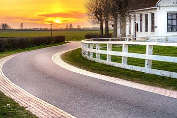 Sonnenuntergang über der Landstraße von Fotografiecor .nl