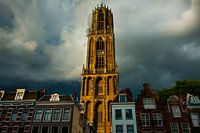 Domtoren onder onweerslucht.