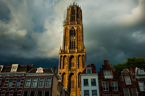 Domtoren onder onweerslucht. van Ramon Mosterd