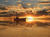 De vissersboot bij zonsondergang van Monika Jüngling thumbnail