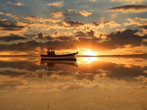 Das Fischerboot im Sonnenuntergang von Monika Jüngling