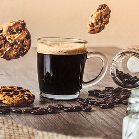 Zwarte Koffie met Zwevende Koekjes von Steven Otter