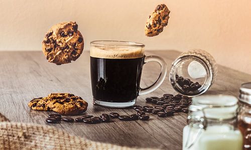 Zwarte Koffie met Zwevende Koekjes