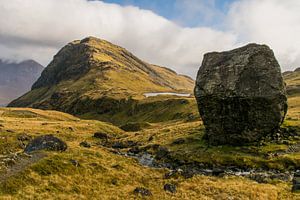 Big boulder in Coire Uaigneich, hiking Bla Bheinn, Isle of Skye, Scotland sur Paul van Putten