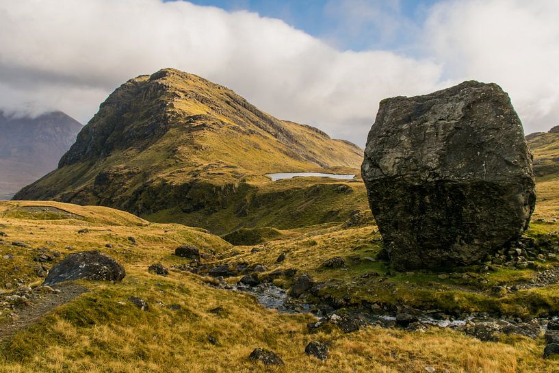 Grote rots in Coire Uaigneich, hiking Bla Bheinn, Isle of Skye, Schotland van Paul van Putten