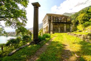 Verlassene Villa am See